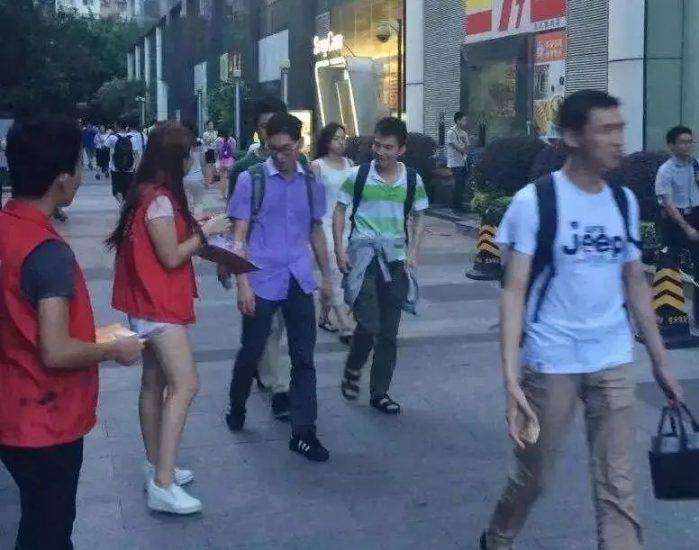 地推陌拜:艰辛工作的背后,为什么仍有人愿意投身?丨7个实用地推技巧大揭秘-云推网创项目库