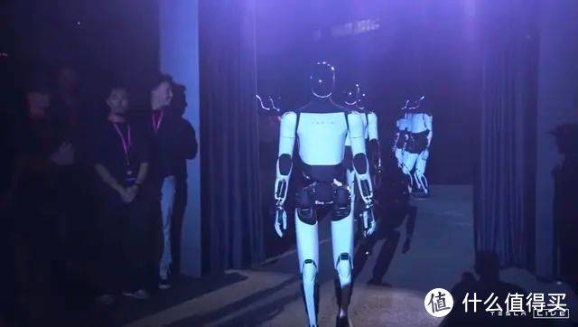 马斯克乘坐Robotaxi亮相，特斯拉发布会，预计成本将低于21万元